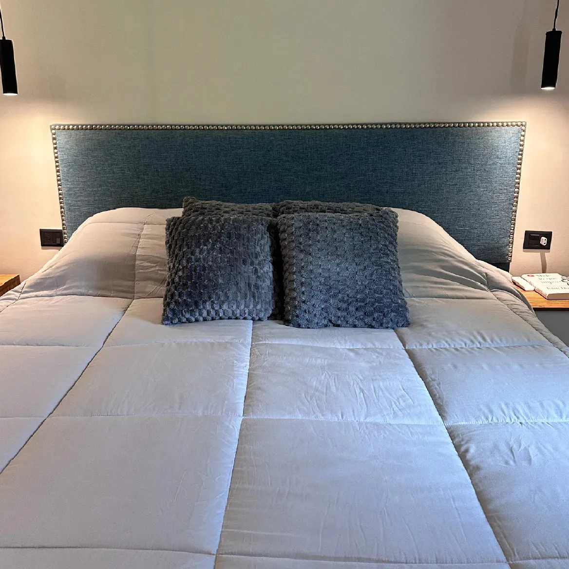 Combo 2 Almohadones Terciopelo Dakota Con Cierre Lavable Color Gris Oscuro Geométrico