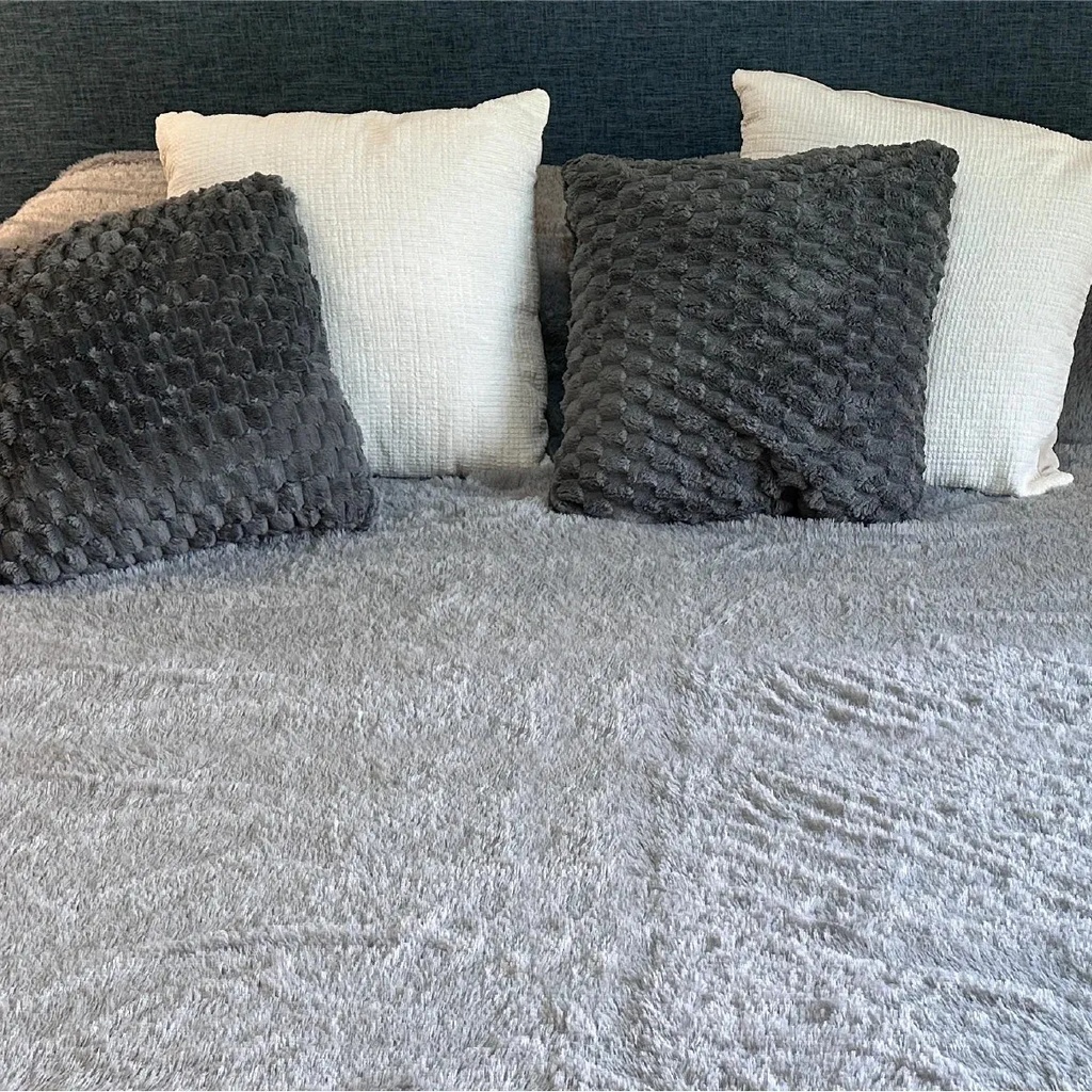 Combo 2 Almohadones Terciopelo Dakota Con Cierre Lavable Color Gris Oscuro Geométrico