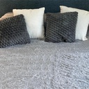 Combo 2 Almohadones Terciopelo Dakota Con Cierre Lavable Color Gris Oscuro Geométrico