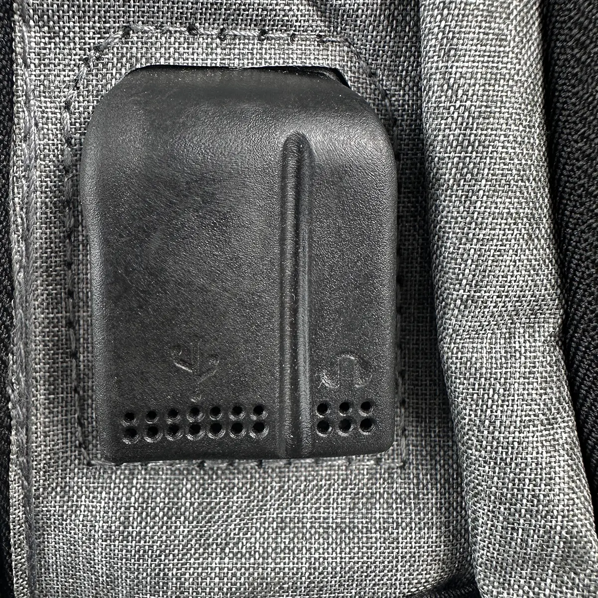 Mochila Dakota Reforzada Porta Notebook Con Puerto Usb Color Gris