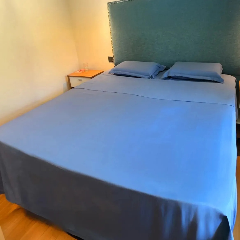 Combo Cubre Colchón Impermeable King + Juego Sábanas King Azul 600 Hilos Premium Liso