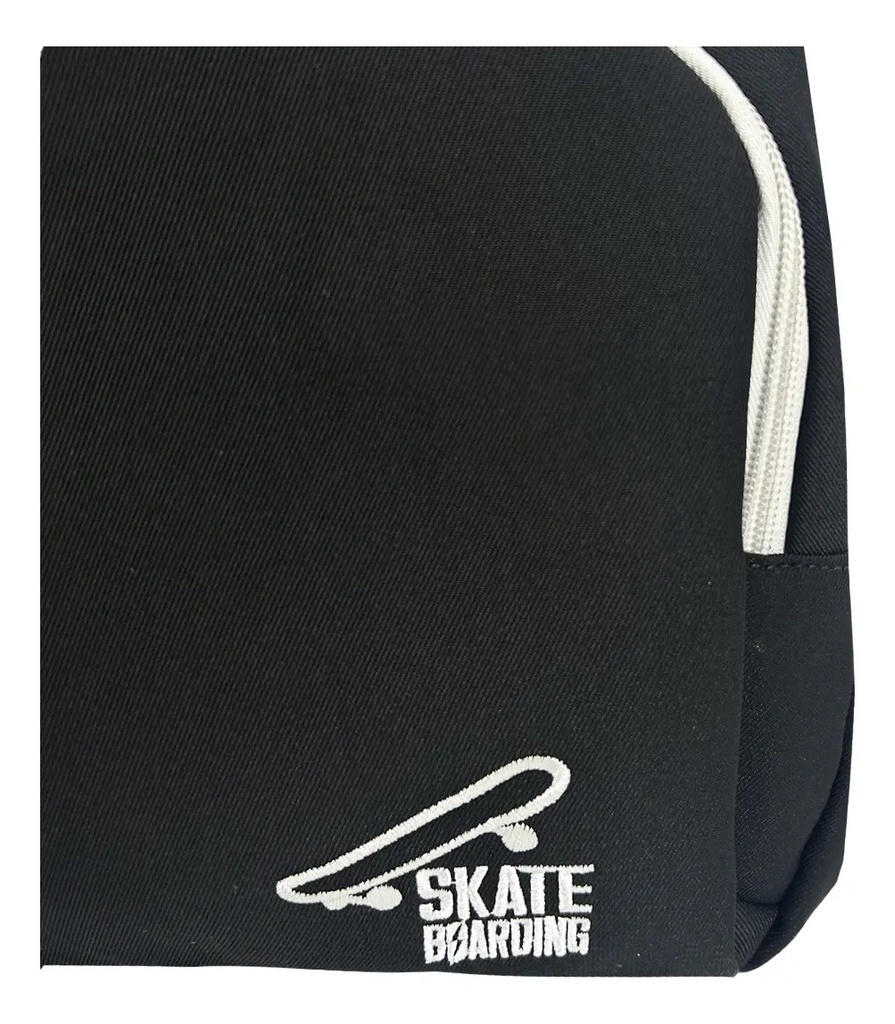 Mochila Urbana Dakota Con Cierre Reforzado Compartimentos Bolsillo Frontal Gris Con Negro Liso