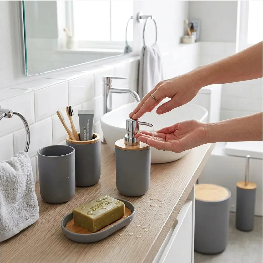 Set Accesorios De Baño 6 Piezas Negro Con Detalles En Bambú Cesto Dispenser Jabonera Vaso Porta Cepillos Porta Hisopos Escobilla Diseño Moderno Gris